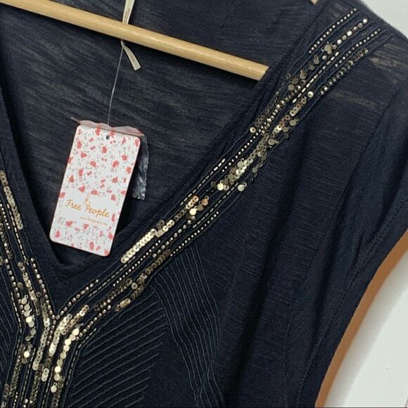 Black Top Free People Cap Sleeve Deep V Embellished Tee NWT Size Small Maya - Picture 3 of 7